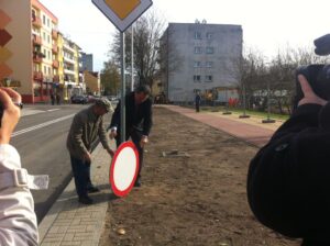 Ulica Polna w Ostrowcu ponownie przejezdna. Olbrzymią dziurę w jezdni udało się zasypać / Teresa Czajkowska / Radio Kielce