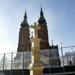 Krzyż i posąg św. Nepomucena obok kościoła św. Krzyża / Stanisław Blinstrub / Radio Kielce