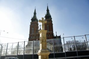 Krzyż i posąg św. Nepomucena obok kościoła św. Krzyża / Stanisław Blinstrub / Radio Kielce