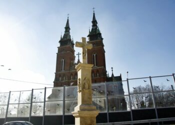 Krzyż i posąg św. Nepomucena obok kościoła św. Krzyża / Stanisław Blinstrub / Radio Kielce