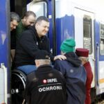 Niepełnosprawni podróżują pociągiem po Polsce. 19.10 dotarli do Kielc / Kamil Król / Radio Kielce