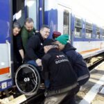 Niepełnosprawni podróżują pociągiem po Polsce. 19.10 dotarli do Kielc / Kamil Król / Radio Kielce