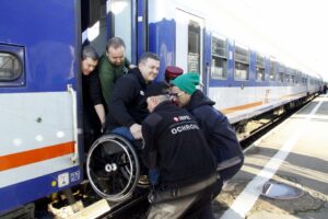 Niepełnosprawni podróżują pociągiem po Polsce. 19.10 dotarli do Kielc / Kamil Król / Radio Kielce