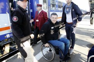 Niepełnosprawni podróżują pociągiem po Polsce. 19.10 dotarli do Kielc / Kamil Król / Radio Kielce