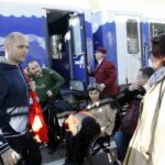 Niepełnosprawni podróżują pociągiem po Polsce. 19.10 dotarli do Kielc / Kamil Król / Radio Kielce