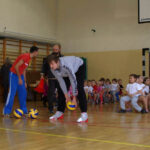 Siatkarze Effectora Kielce Nikodem Wolański, Bartosz Kaczmarek i Mateusz Bieniek rywalizowali dziś w grach i zabawach sportowych w szkole podstawowej w Bolechowicach z przedszkolakami z gminy Sitkówka Nowiny / Anna Olszewska / Effector Kielce