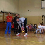 Siatkarze Effectora Kielce Nikodem Wolański, Bartosz Kaczmarek i Mateusz Bieniek rywalizowali dziś w grach i zabawach sportowych w szkole podstawowej w Bolechowicach z przedszkolakami z gminy Sitkówka Nowiny / Anna Olszewska / Effector Kielce