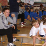 Siatkarze Effectora Kielce Nikodem Wolański, Bartosz Kaczmarek i Mateusz Bieniek rywalizowali dziś w grach i zabawach sportowych w szkole podstawowej w Bolechowicach z przedszkolakami z gminy Sitkówka Nowiny / Anna Olszewska / Effector Kielce