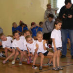 Siatkarze Effectora Kielce Nikodem Wolański, Bartosz Kaczmarek i Mateusz Bieniek rywalizowali dziś w grach i zabawach sportowych w szkole podstawowej w Bolechowicach z przedszkolakami z gminy Sitkówka Nowiny / Anna Olszewska / Effector Kielce