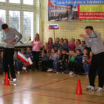 Siatkarze Effectora Kielce Nikodem Wolański, Bartosz Kaczmarek i Mateusz Bieniek rywalizowali dziś w grach i zabawach sportowych w szkole podstawowej w Bolechowicach z przedszkolakami z gminy Sitkówka Nowiny / Anna Olszewska / Effector Kielce