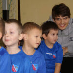 Siatkarze Effectora Kielce Nikodem Wolański, Bartosz Kaczmarek i Mateusz Bieniek rywalizowali dziś w grach i zabawach sportowych w szkole podstawowej w Bolechowicach z przedszkolakami z gminy Sitkówka Nowiny / Anna Olszewska / Effector Kielce