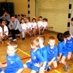 Siatkarze Effectora Kielce Nikodem Wolański, Bartosz Kaczmarek i Mateusz Bieniek rywalizowali dziś w grach i zabawach sportowych w szkole podstawowej w Bolechowicach z przedszkolakami z gminy Sitkówka Nowiny / Anna Olszewska / Effector Kielce