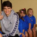 Siatkarze Effectora Kielce Nikodem Wolański, Bartosz Kaczmarek i Mateusz Bieniek rywalizowali dziś w grach i zabawach sportowych w szkole podstawowej w Bolechowicach z przedszkolakami z gminy Sitkówka Nowiny / Anna Olszewska / Effector Kielce