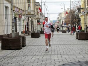 Zwycięzca biegu głównego Dawid Kubiec ze Starachowic / Kamil Król / Radio Kielce