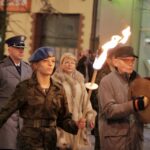 Capstrzyk przed Dniem Niepodległości - przemarsz z pochodniami ulicami Miasta wraz z Wojewodą Bożentyną Pałką-Korubą / Stanisław Blinstrub / Radio Kielce