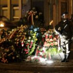 Capstrzyk przed Dniem Niepodległości - kwiaty przed Pomnikiem Niepodległości / Stanisław Blinstrub / Radio Kielce