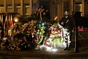 Capstrzyk przed Dniem Niepodległości - kwiaty przed Pomnikiem Niepodległości / Stanisław Blinstrub / Radio Kielce