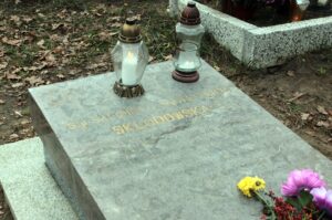 Cmentarz w Leszczynach grób Babki Marii Skłodowskiej-Curie / Krzysztof Żołądek / Radio Kielce