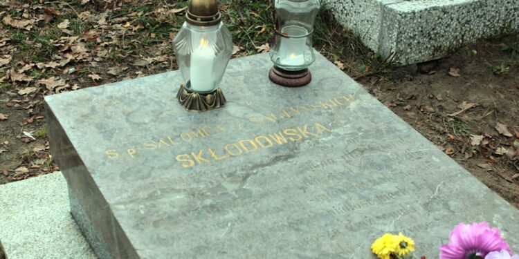 Cmentarz w Leszczynach grób Babki Marii Skłodowskiej-Curie / Krzysztof Żołądek / Radio Kielce