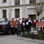 Członkowie spółdzielni mieszkaniowej Hutnik z Ostrowca manifestowali przed Prokuraturą Okręgową w Kielcach  / Stanisław Blinstrub / Radio Kielce