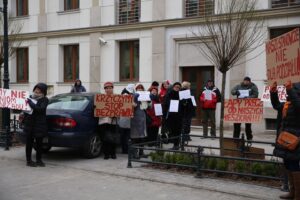 Członkowie spółdzielni mieszkaniowej Hutnik z Ostrowca manifestowali przed Prokuraturą Okręgową w Kielcach / Stanisław Blinstrub / Radio Kielce