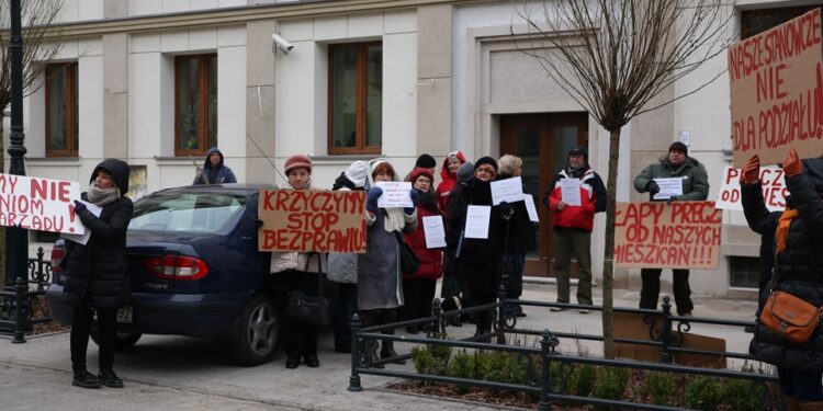Członkowie spółdzielni mieszkaniowej Hutnik z Ostrowca manifestowali przed Prokuraturą Okręgową w Kielcach  / Stanisław Blinstrub / Radio Kielce