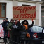 Członkowie spółdzielni mieszkaniowej Hutnik z Ostrowca manifestowali przed Prokuraturą Okręgową w Kielcach  / Stanisław Blinstrub / Radio Kielce