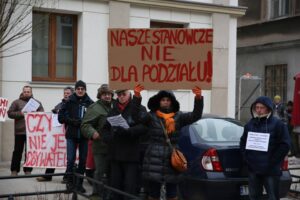 Członkowie spółdzielni mieszkaniowej Hutnik z Ostrowca manifestowali przed Prokuraturą Okręgową w Kielcach / Stanisław Blinstrub / Radio Kielce