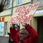 Członkowie spółdzielni mieszkaniowej Hutnik z Ostrowca manifestowali przed Prokuraturą Okręgową w Kielcach  / Stanisław Blinstrub / Radio Kielce
