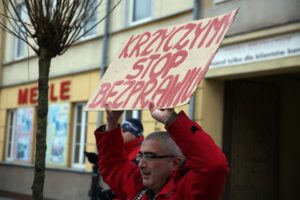 Członkowie spółdzielni mieszkaniowej Hutnik z Ostrowca manifestowali przed Prokuraturą Okręgową w Kielcach / Stanisław Blinstrub / Radio Kielce