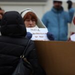 Członkowie spółdzielni mieszkaniowej Hutnik z Ostrowca manifestowali przed Prokuraturą Okręgową w Kielcach  / Stanisław Blinstrub / Radio Kielce