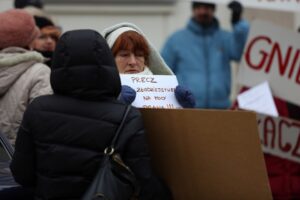 Członkowie spółdzielni mieszkaniowej Hutnik z Ostrowca manifestowali przed Prokuraturą Okręgową w Kielcach / Stanisław Blinstrub / Radio Kielce