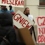 Członkowie spółdzielni mieszkaniowej Hutnik z Ostrowca manifestowali przed Prokuraturą Okręgową w Kielcach  / Stanisław Blinstrub / Radio Kielce