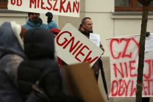 Członkowie spółdzielni mieszkaniowej Hutnik z Ostrowca manifestowali przed Prokuraturą Okręgową w Kielcach / Stanisław Blinstrub / Radio Kielce