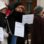 Członkowie spółdzielni mieszkaniowej Hutnik z Ostrowca manifestowali przed Prokuraturą Okręgową w Kielcach  / Stanisław Blinstrub / Radio Kielce