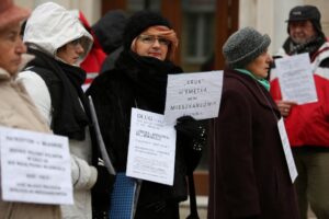 Członkowie spółdzielni mieszkaniowej Hutnik z Ostrowca manifestowali przed Prokuraturą Okręgową w Kielcach / Stanisław Blinstrub / Radio Kielce