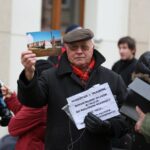 Członkowie spółdzielni mieszkaniowej Hutnik z Ostrowca manifestowali przed Prokuraturą Okręgową w Kielcach  / Stanisław Blinstrub / Radio Kielce