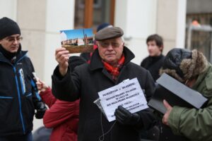 Członkowie spółdzielni mieszkaniowej Hutnik z Ostrowca manifestowali przed Prokuraturą Okręgową w Kielcach / Stanisław Blinstrub / Radio Kielce