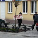 Członkowie spółdzielni mieszkaniowej Hutnik z Ostrowca manifestowali przed Prokuraturą Okręgową w Kielcach  / Stanisław Blinstrub / Radio Kielce