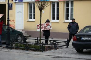 Członkowie spółdzielni mieszkaniowej Hutnik z Ostrowca manifestowali przed Prokuraturą Okręgową w Kielcach / Stanisław Blinstrub / Radio Kielce