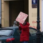 Członkowie spółdzielni mieszkaniowej Hutnik z Ostrowca manifestowali przed Prokuraturą Okręgową w Kielcach  / Stanisław Blinstrub / Radio Kielce