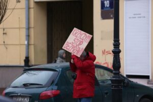 Członkowie spółdzielni mieszkaniowej Hutnik z Ostrowca manifestowali przed Prokuraturą Okręgową w Kielcach / Stanisław Blinstrub / Radio Kielce