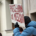 Członkowie spółdzielni mieszkaniowej Hutnik z Ostrowca manifestowali przed Prokuraturą Okręgową w Kielcach  / Stanisław Blinstrub / Radio Kielce