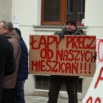 Członkowie spółdzielni mieszkaniowej Hutnik z Ostrowca manifestowali przed Prokuraturą Okręgową w Kielcach  / Stanisław Blinstrub / Radio Kielce
