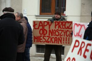 Członkowie spółdzielni mieszkaniowej Hutnik z Ostrowca manifestowali przed Prokuraturą Okręgową w Kielcach / Stanisław Blinstrub / Radio Kielce