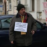 Członkowie spółdzielni mieszkaniowej Hutnik z Ostrowca manifestowali przed Prokuraturą Okręgową w Kielcach  / Stanisław Blinstrub / Radio Kielce