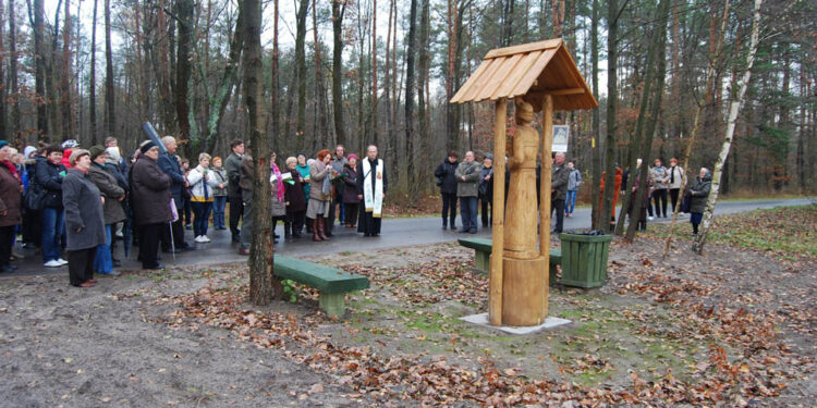 Szlak sacro-turystyczny otwarto w Koprzywnicy / Grażyna Szlęzak-Wójcik / Radio Kielce