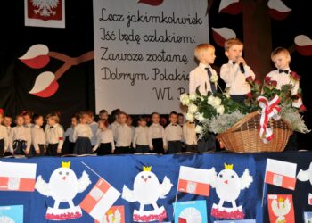 W Domu Katolickim w Sandomierzu odbyła się uroczysta akademia zorganizowana  z okazji Święta Niepodległości przez dzieci z Przedszkola Samorządowego nr 3. / Karolina Krysa / Urząd Miasta w Sandomierzu