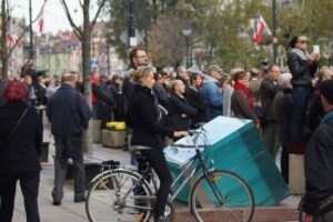 Uroczystości pogrzebowe Tadeusza Mazowieckiego. Na trasie przejazdu zgromadziły się tłumy ludzi / Bartłomiej Zapała / Radio Kielce