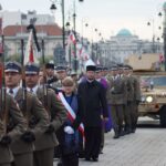Uroczystości pogrzebowe Tadeusza Mazowieckiego. Przejazd trumny z ciałem premiera na armatniej lawecie do Katedry św. Jana na Starym Mieście / Bartłomiej Zapała / Radio Kielce